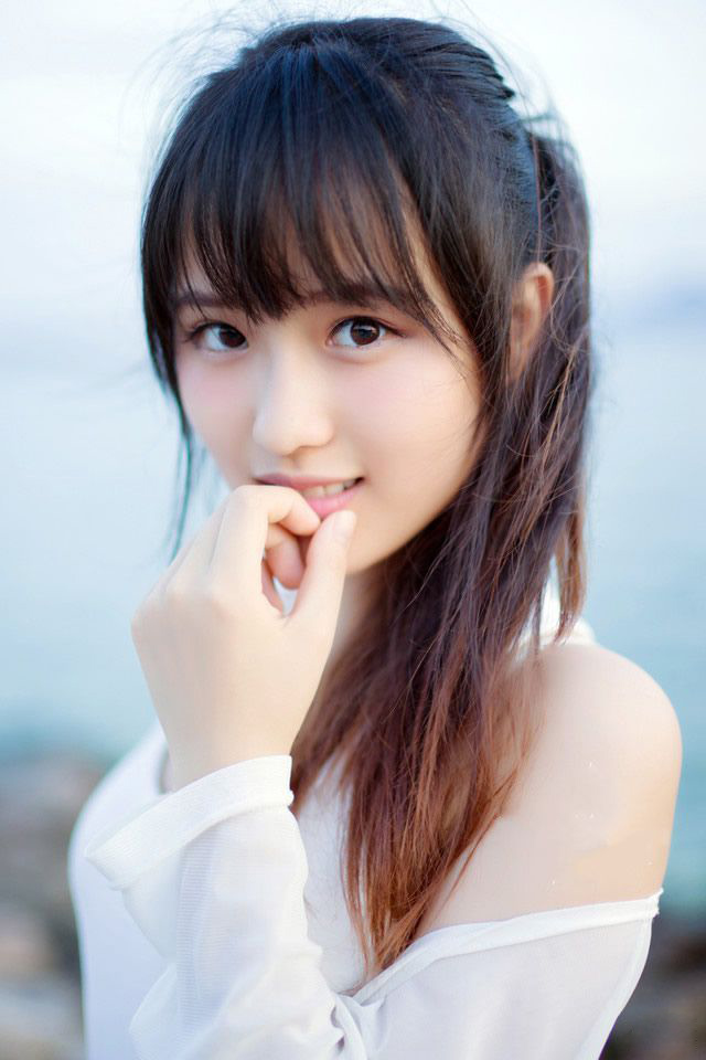 “多谢将军好意。”刘璋点点头，其实也没什么好收拾的，之前收拢的财富他是不能带走的，也只有招呼了家人妻子，便要上路。